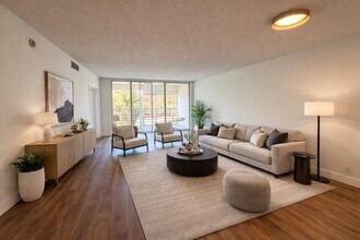 605 Oaks Dr, Unit 406 in Pompano Beach, FL - Building Photo - Building Photo