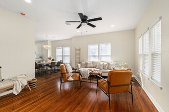 102 E Val Verde St in Brenham, TX - Building Photo - Building Photo