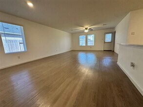 210 Amy St in Angleton, TX - Building Photo - Building Photo