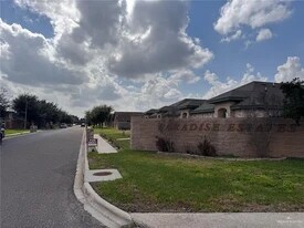 2108 Bahamas Dr, Unit 4 in Edinburg, TX - Building Photo