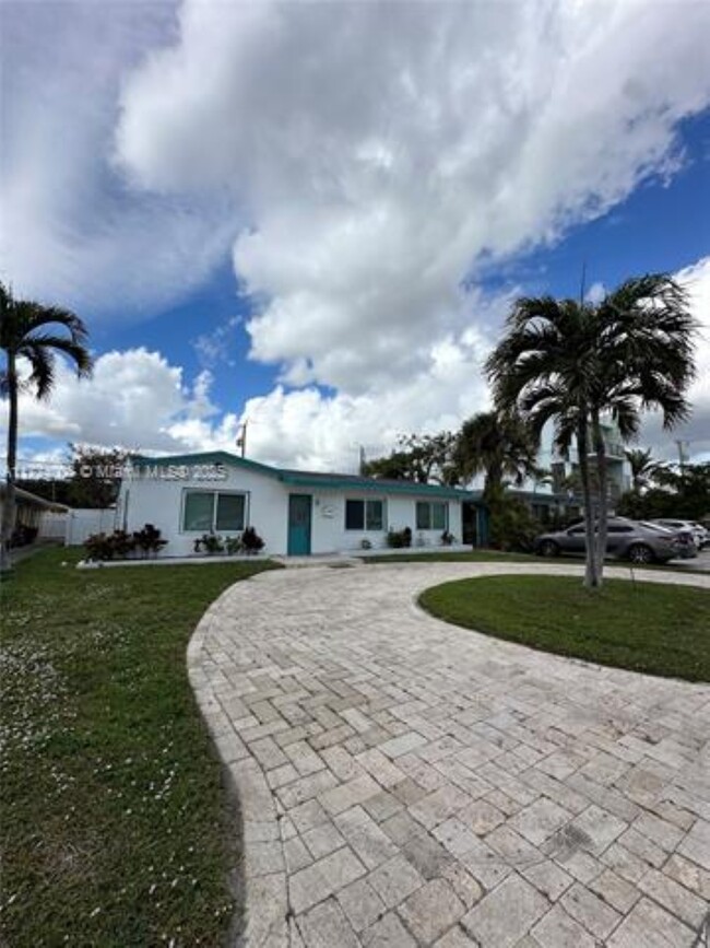 4233 Bougainvilla Dr in Lauderdale-by-the-Sea, FL - Foto de edificio - Building Photo