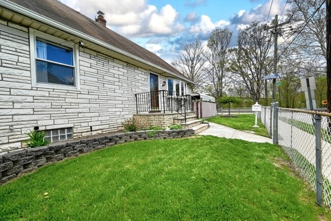 100 Riverside Ave in Lyndhurst, NJ - Building Photo - Building Photo