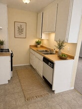 Victory in Van Nuys, CA - Building Photo - Building Photo