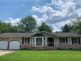 205 Pinewood Dr in Summerville, SC - Building Photo