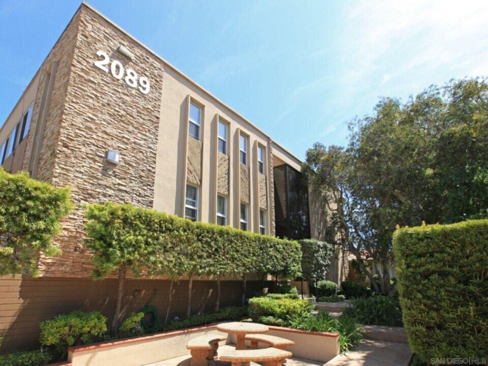 2089 Chatsworth Blvd in San Diego, CA - Building Photo