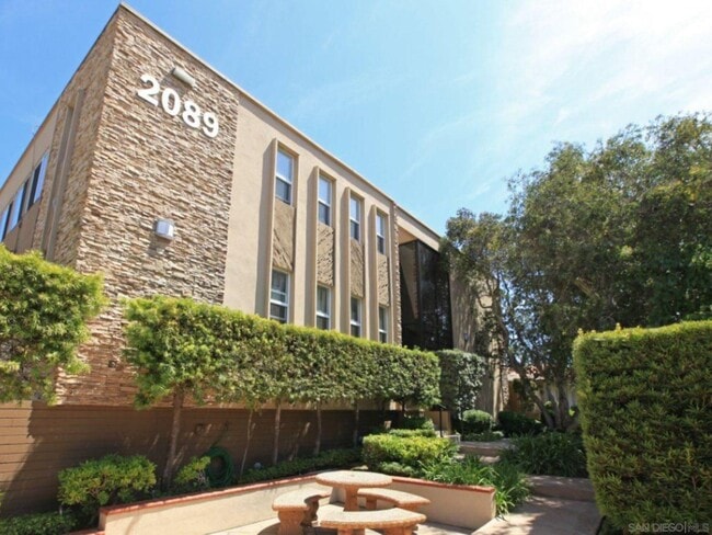 property at 2089 Chatsworth Blvd