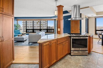 168 6th St E in St. Paul, MN - Foto de edificio - Building Photo