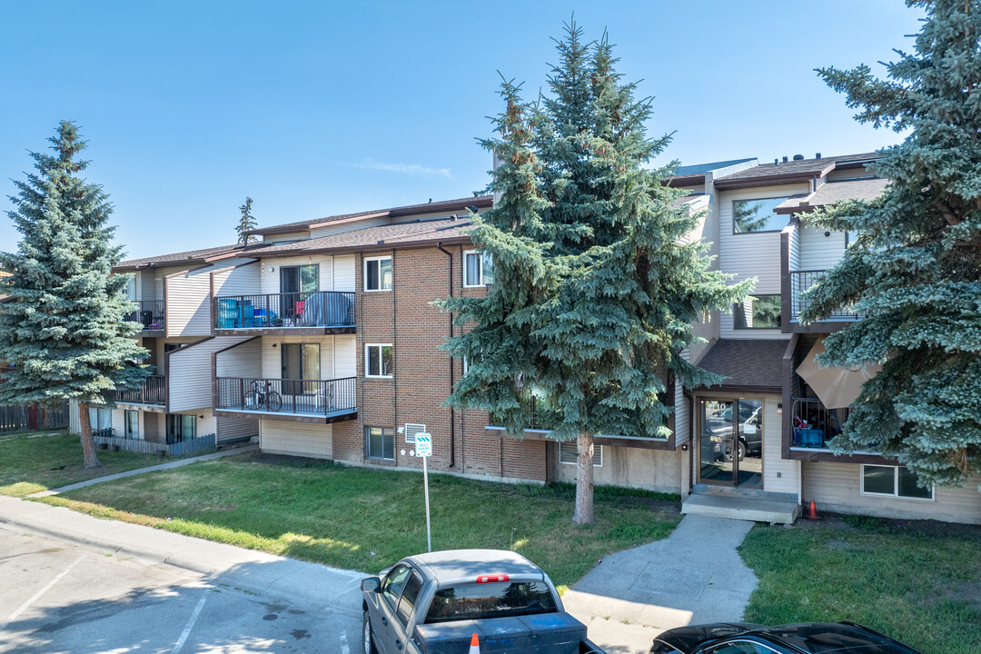 1710 42nd St SE in Calgary, AB - Building Photo