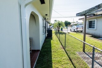 1020 SW 84th Ave in Miami, FL - Building Photo - Building Photo