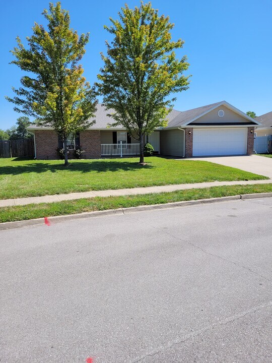 5002 Hatteras Dr in Columbia, MO - Building Photo