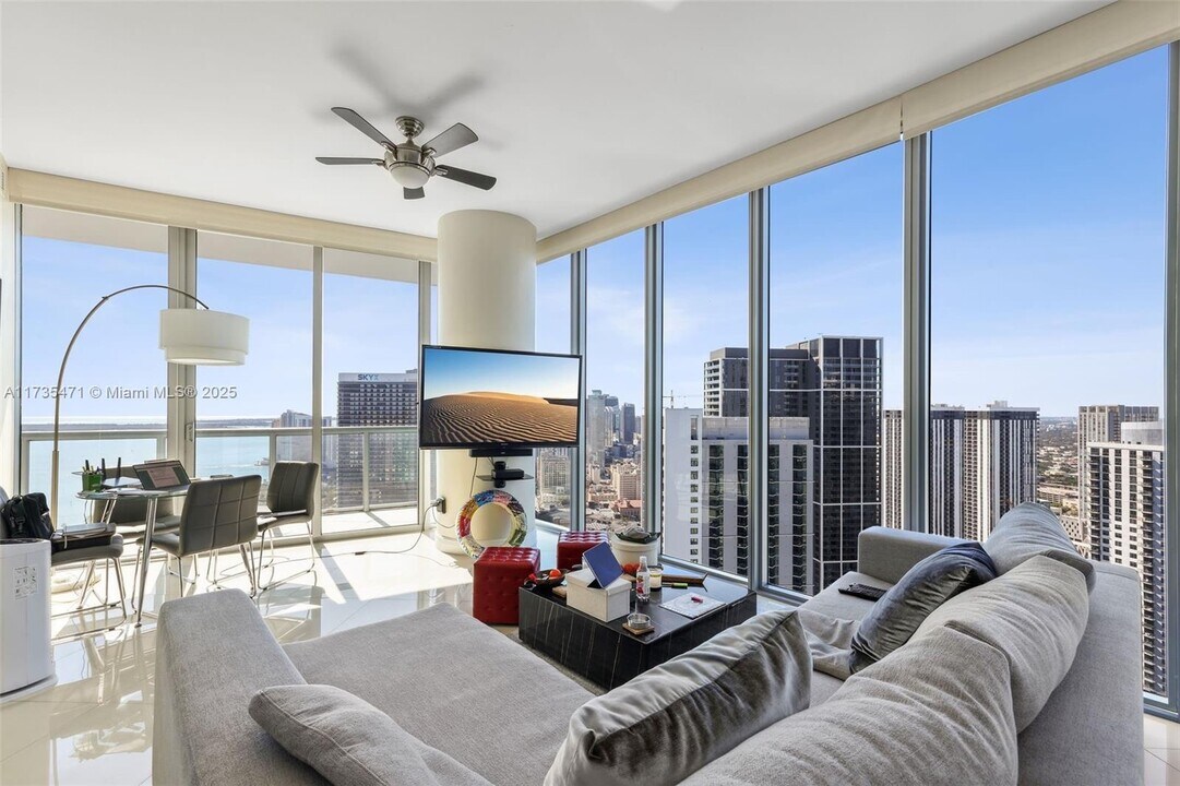 888 Biscayne Blvd, Unit # 4006 in Miami, FL - Building Photo