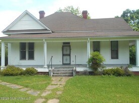 8009 McComb Hville Rd in Mccomb, MS - Building Photo