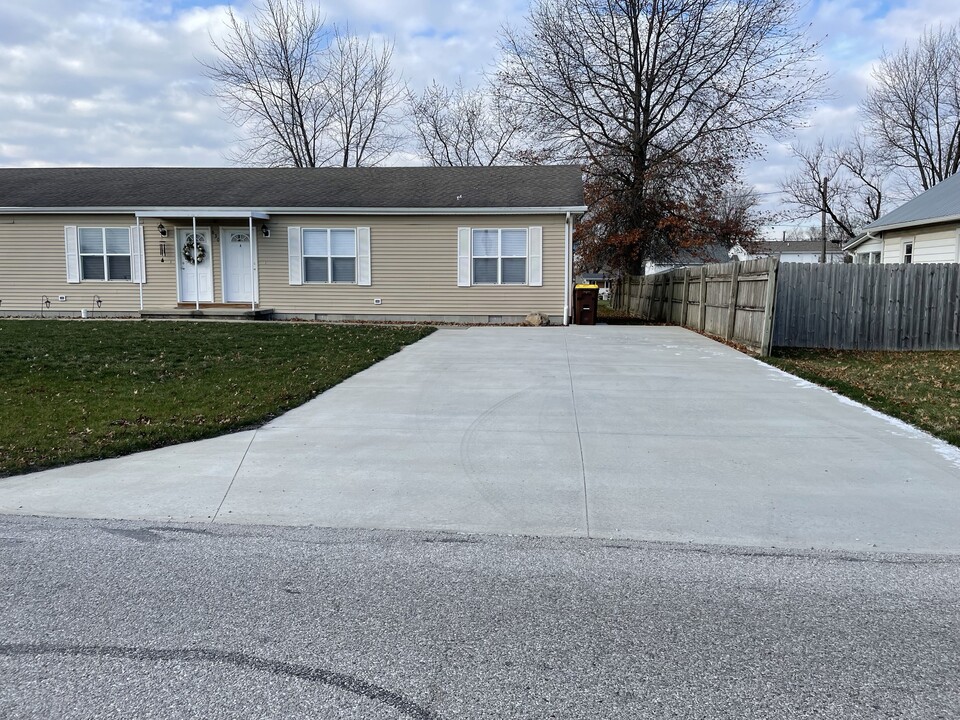 630 Squires Ave in Defiance, OH - Foto de edificio
