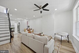 1526 N Hollywood St in Philadelphia, PA - Building Photo