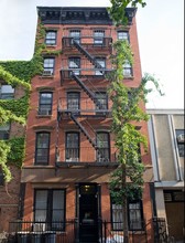 237 W 10th St in New York, NY - Building Photo - Building Photo