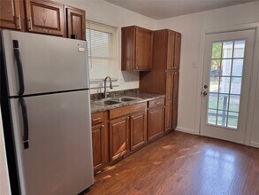 1920 Pembroke St in Irving, TX - Foto de edificio - Building Photo