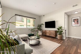 7300 E Earll Dr in Scottsdale, AZ - Building Photo