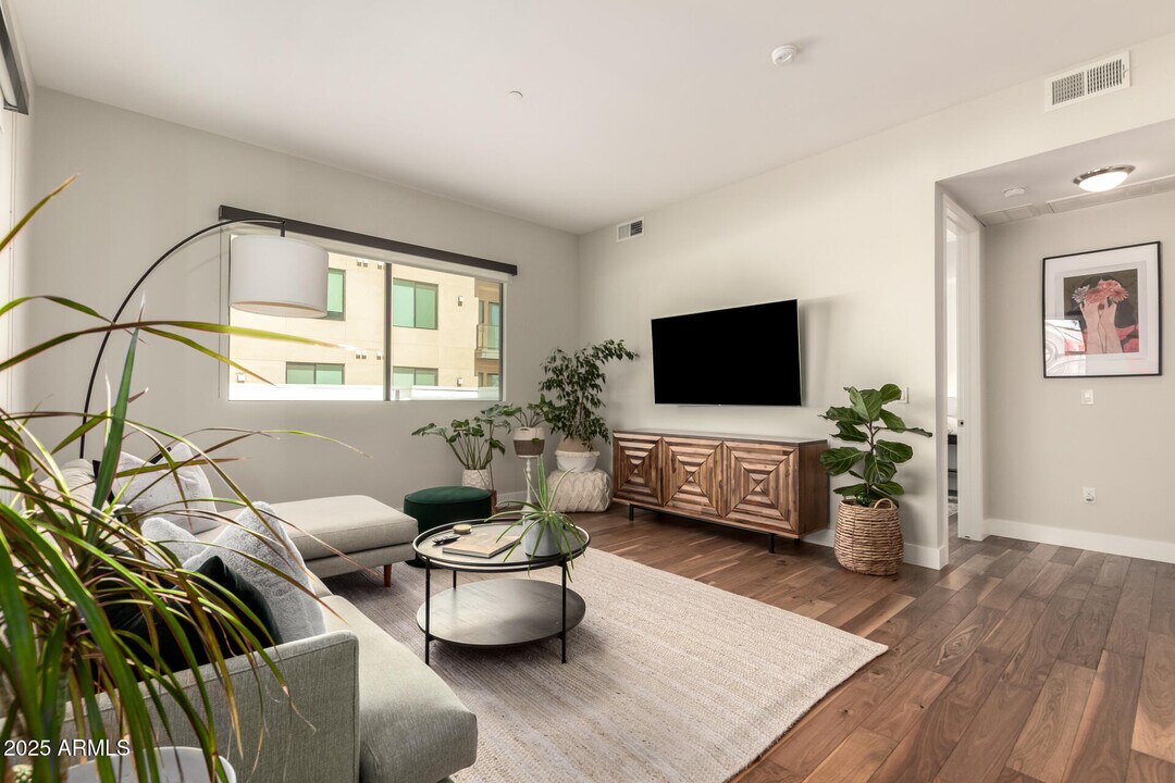 7300 E Earll Dr in Scottsdale, AZ - Building Photo