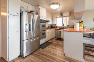 3010 Broadmoor View in Oakland, CA - Building Photo - Building Photo