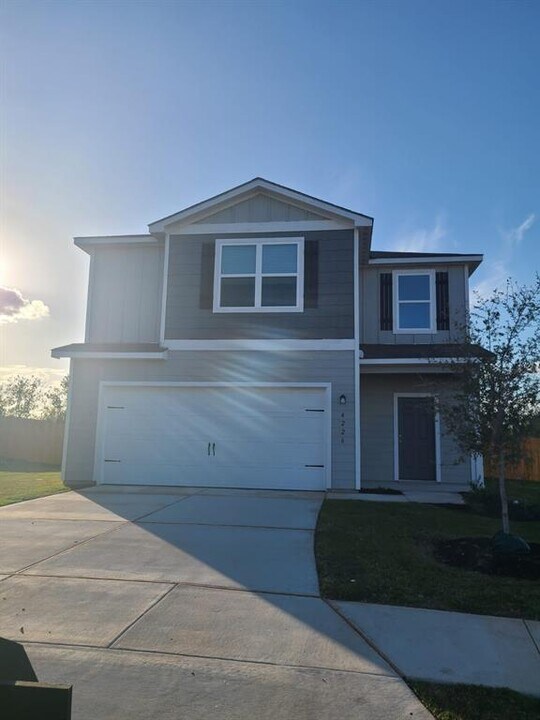 4226 Trail de Paris in New Braunfels, TX - Building Photo