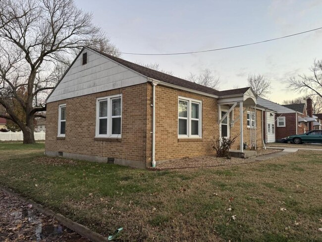 1136 S Cedar St in Nevada, MO - Building Photo - Building Photo