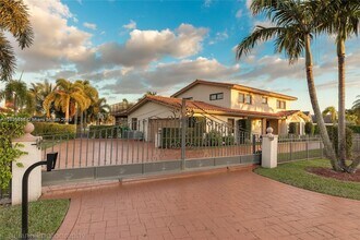 19701 W Oakmont Dr in Hialeah, FL - Building Photo - Building Photo