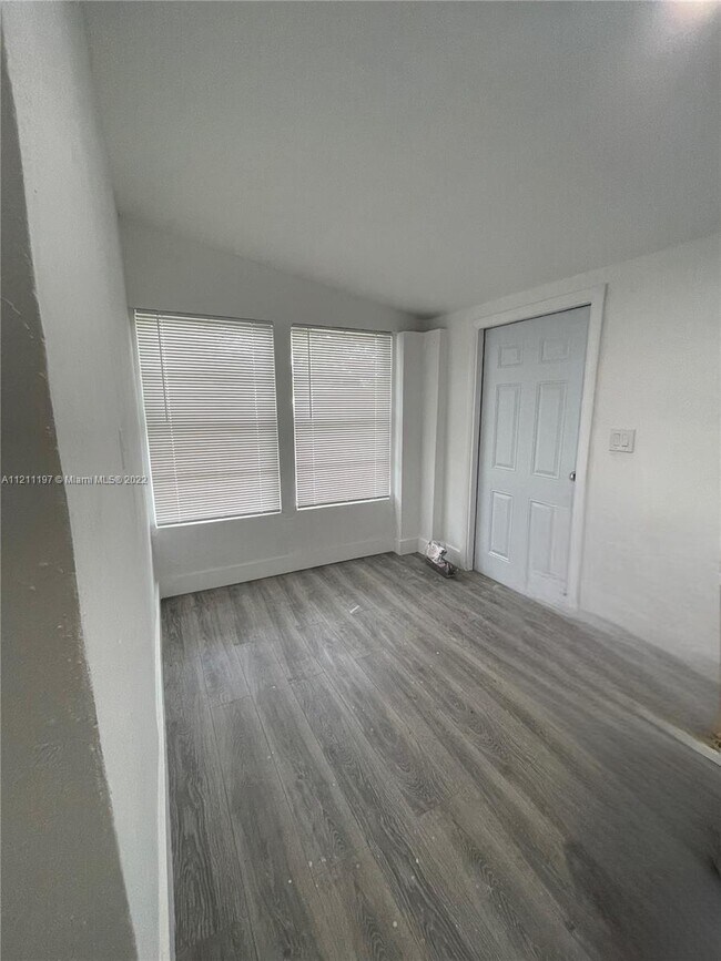 327 NE 55th St-Unit -TWO in Miami, FL - Building Photo - Building Photo