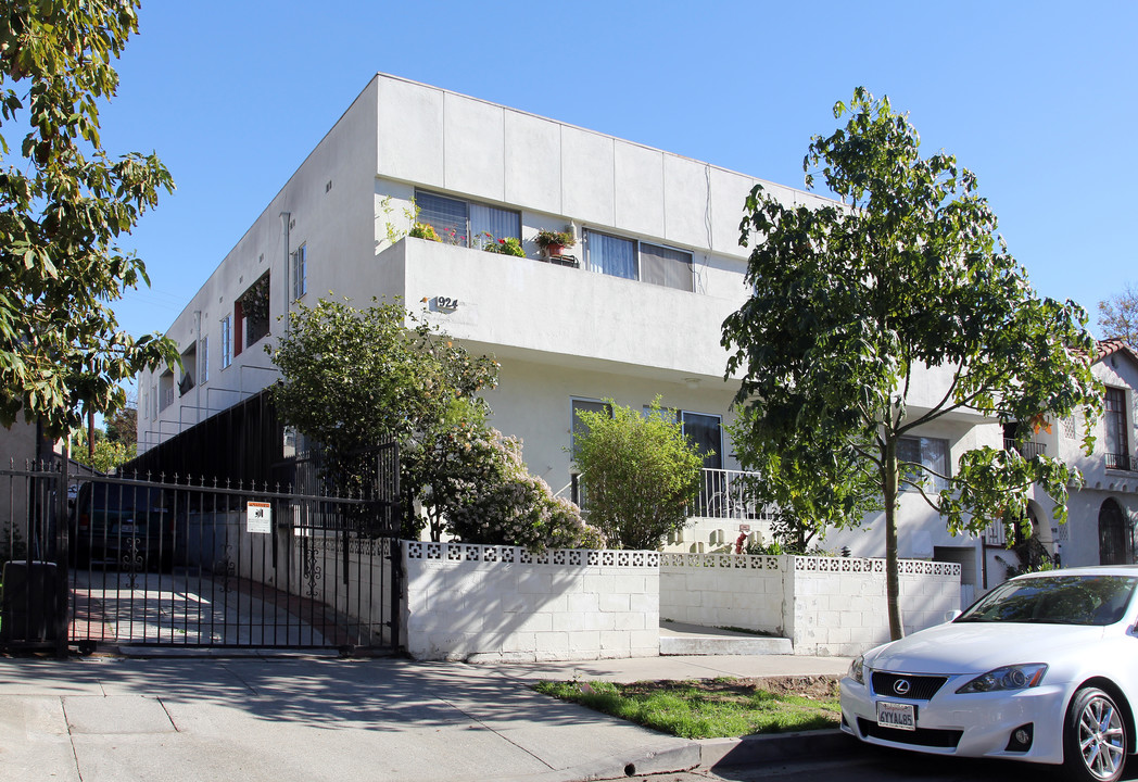 924 Genesee Ave in West Hollywood, CA - Building Photo