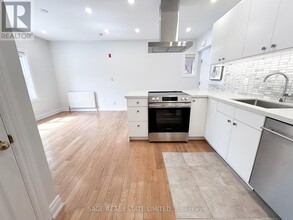 2109-2109 Bloor St W in Toronto, ON - Building Photo - Building Photo