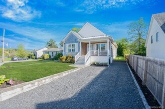 11 Willow St in Riverhead, NY - Building Photo - Building Photo