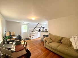10 Smith Ave, Unit 2R in Somerville, MA - Building Photo