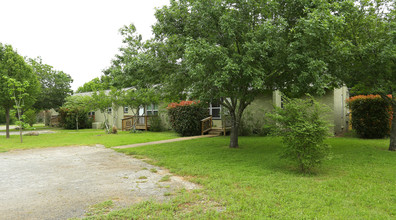 McCarty Ln in Austin, TX - Foto de edificio - Primary Photo