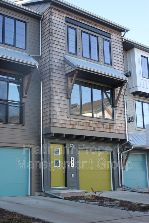 122 Walden Cir SE in Calgary, AB - Building Photo