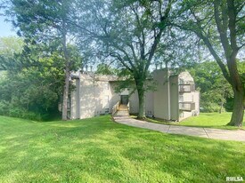 5905 W Ridgecrest Dr in Peoria, IL - Building Photo