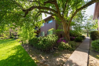 Royal Oaks Apartments in Portland, OR - Building Photo - Building Photo