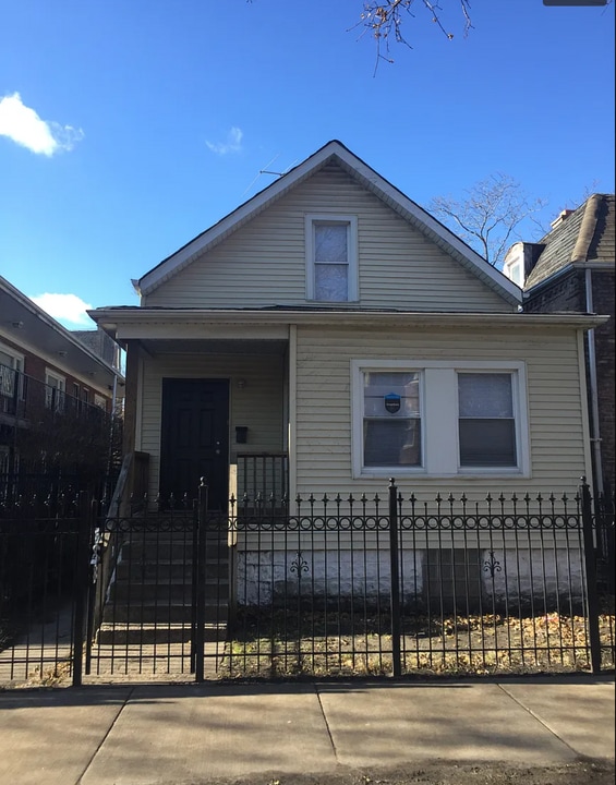 7944 S Dobson Ave in Chicago, IL - Foto de edificio
