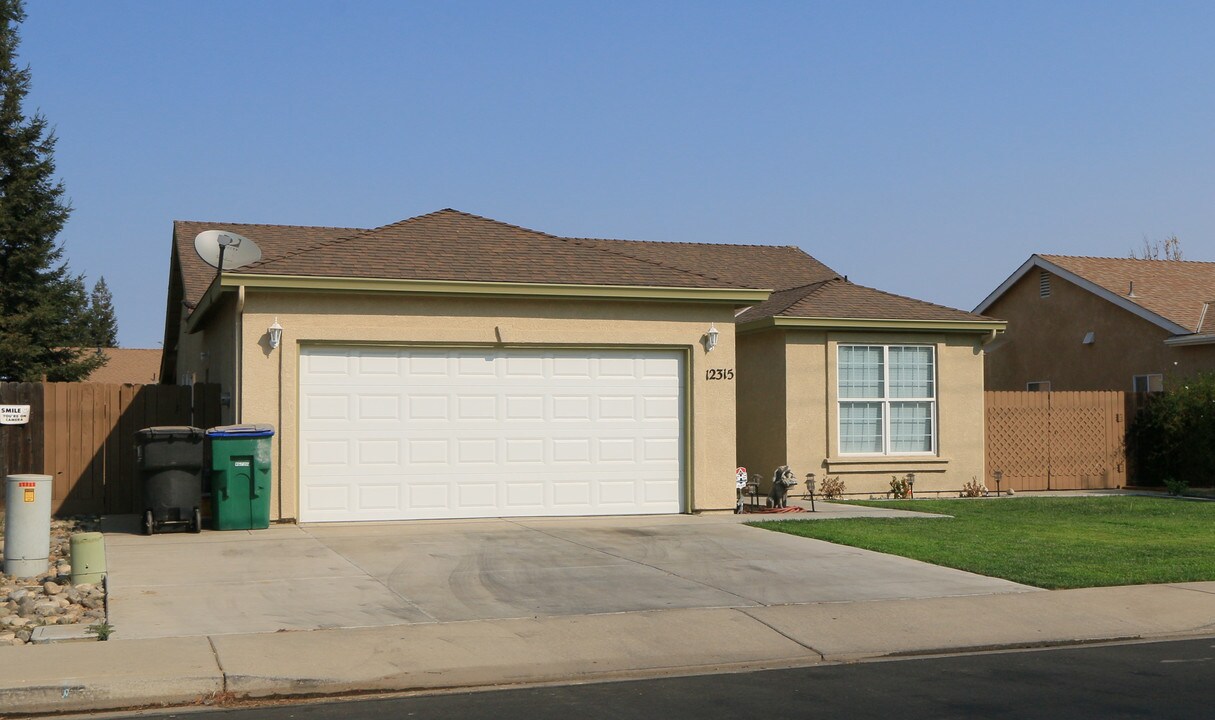 12313-17 25 49 Bonnie Brae in Waterford, CA - Building Photo