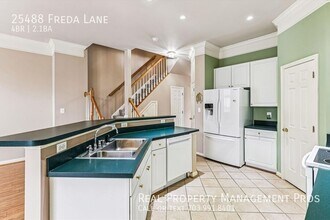 25488 Freda Ln in Chantilly, VA - Foto de edificio - Building Photo