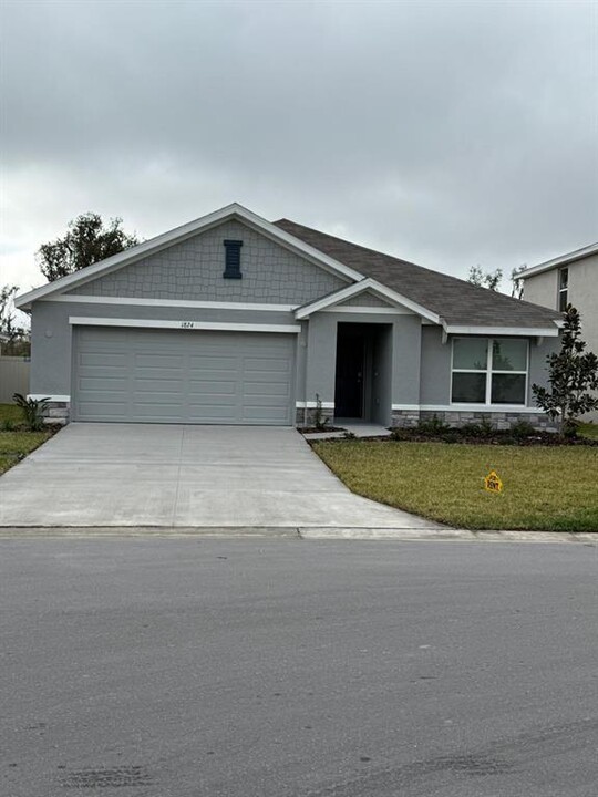 1824 Tahitian Sunrise Dr in Plant City, FL - Building Photo