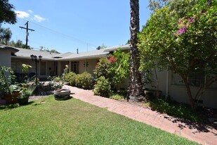 11444 Riverside Dr in Los Angeles, CA - Building Photo