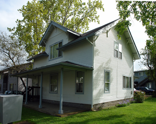 1571 High St in Eugene, OR - Foto de edificio - Building Photo