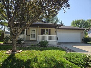 5038 W Elm Ct in Grand Forks, ND - Building Photo - Building Photo