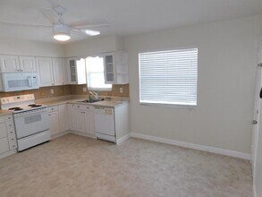735 Hummingbird Way-Unit -4 in North Palm Beach, FL - Building Photo - Building Photo