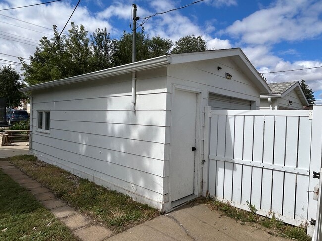 959 Park Ave in Dickinson, ND - Building Photo - Building Photo