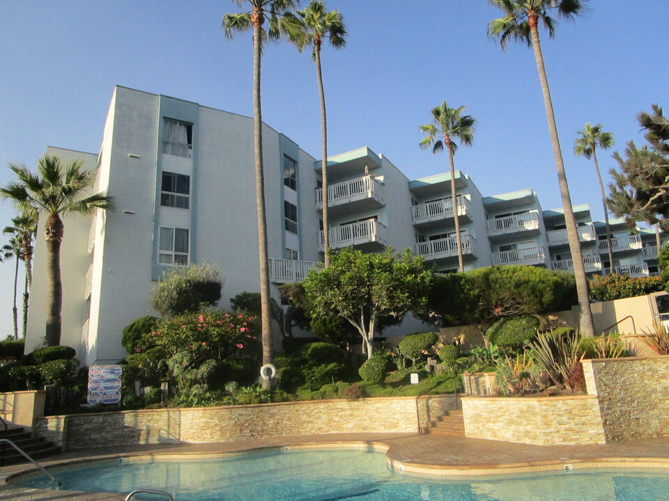 640 The in Redondo Beach, CA - Building Photo