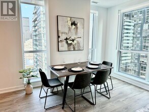 327-2327 King St W in Toronto, ON - Building Photo - Building Photo