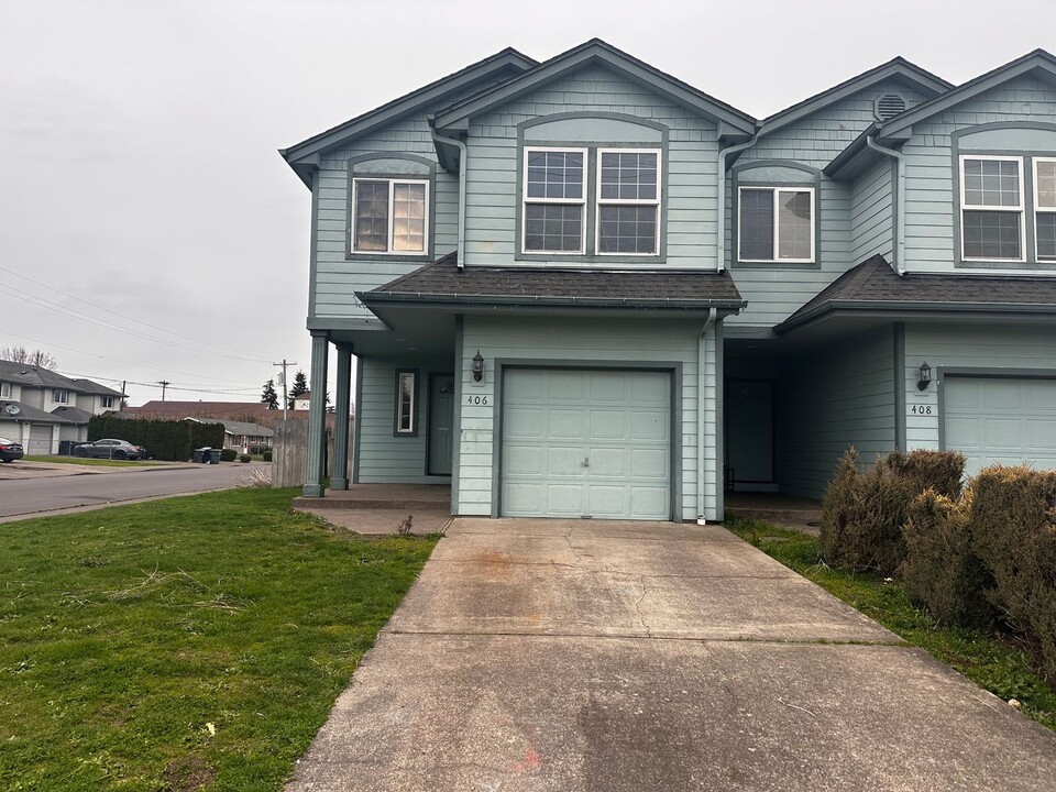 406-408 Madrona St E in Monmouth, OR - Foto de edificio
