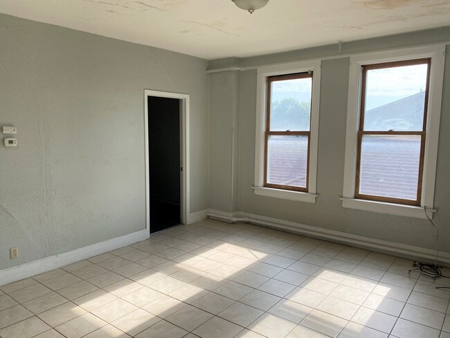 920 W 5th St, Unit 920 and a half in Winona, MN - Foto de edificio - Building Photo