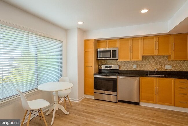 10707 Muirfield Dr in Potomac, MD - Building Photo - Building Photo