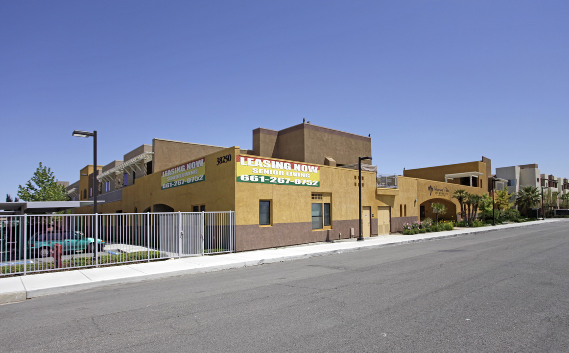 WHISPERING PALMS SENIOR APARTMENTS in Palmdale, CA - Foto de edificio